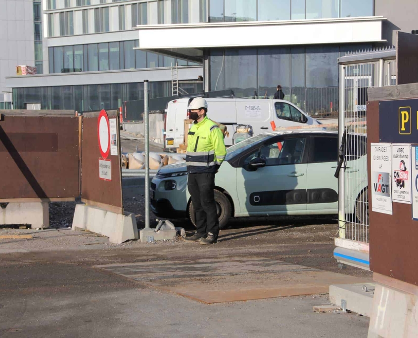 Hos FA Vagt kan vi hjælpe dig med en portvagt, så du maksimerer sikkerheden og minimerer risikoen for indbrud og tyveri.