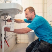 En autoriseret VVS'er der udfører VS-arbejde på badeværelset. Vi kan hjælpe dig med VVS på Frederiksberg - ring i dag.