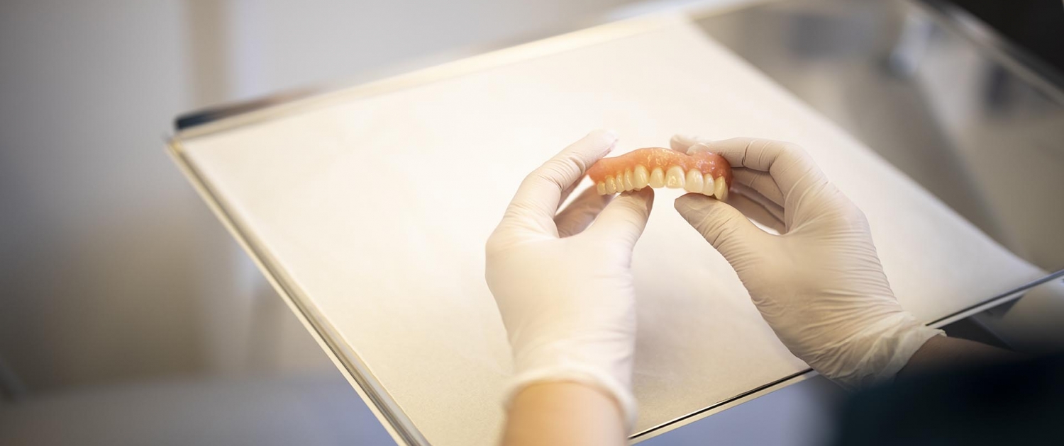Som professionel tandtekniker i Roskilde hjælper vi dig med en ny tandprotese. Ring i dag og hør mere om, hvordan vi kan hjælpe dig. 