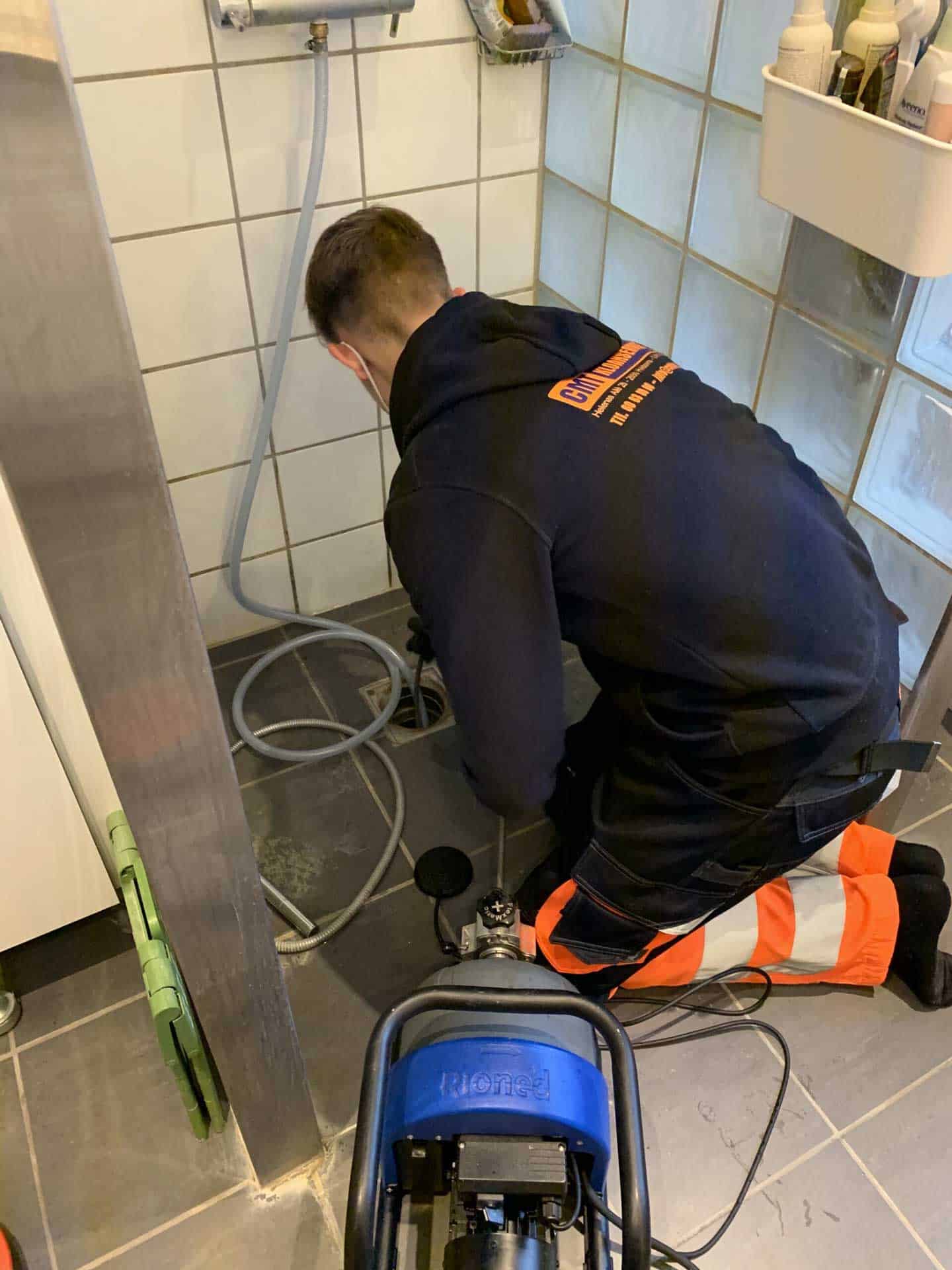 Akut kloakservice udført af professionel kloakmand.