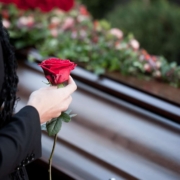 Kvinde siger farvel til begravelse