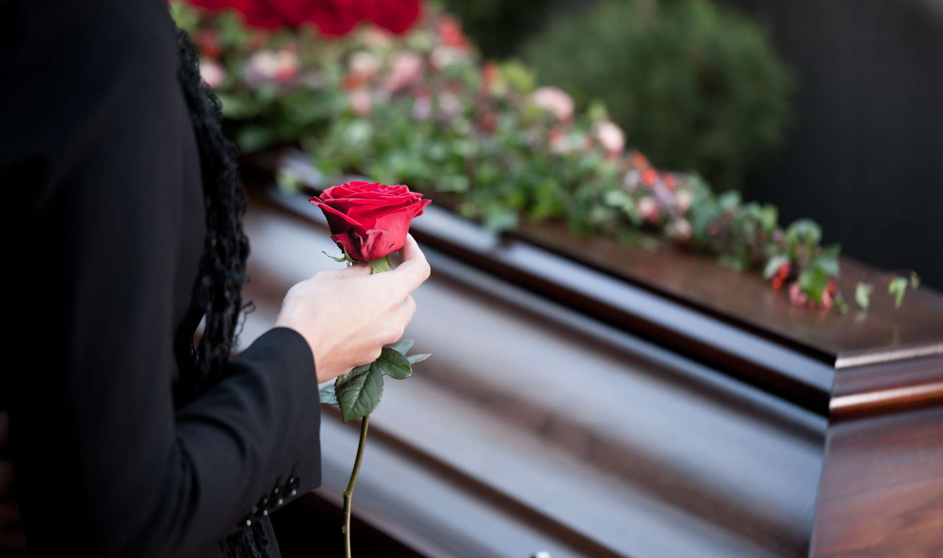 Kvinde siger farvel til begravelse