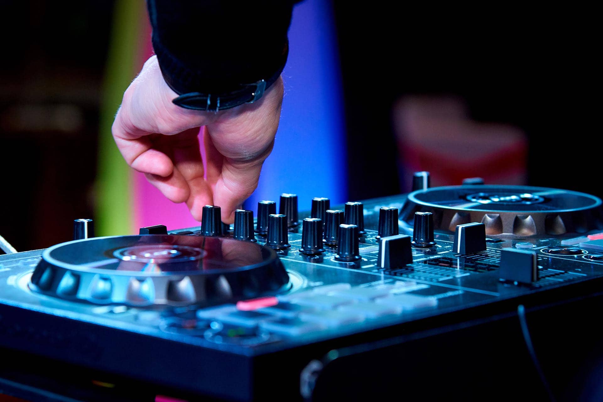 Lej en DJ til jeres fest.